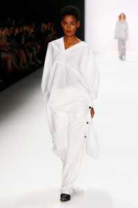 AVELON_MBFWB_RESORT17_12